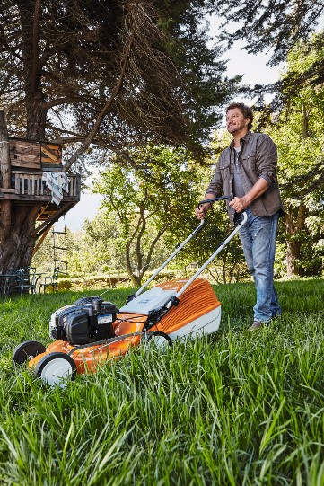 CÓMO ELEGIR EL MEJOR CORTACÉSPED PARA TU JARDÍN 2 domasa3